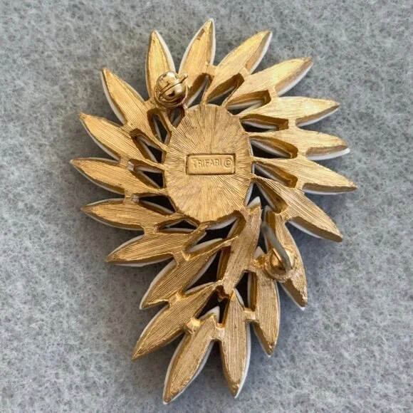 Vintage Crown Trifari White Milk Glass Navette Brooch Gold Tone Swirl Sunburst - Picture 5 of 10